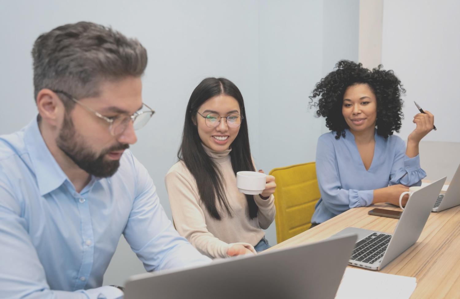 Analyse financière personnalisée avec documents et calculatrice